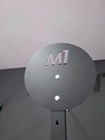 Detalhe da chapa de aço 1020 com corte a laser do Alvo Wall Ball M1 Fitness