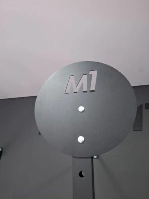Detalhe da chapa de aço 1020 com corte a laser do Alvo Wall Ball M1 Fitness
