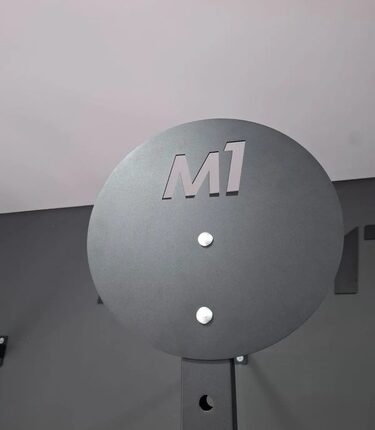 Detalhe da chapa de aço 1020 com corte a laser do Alvo Wall Ball M1 Fitness