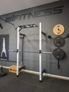 O Rack Retrátil Power Elite da M1 Fitness é a solução ideal para quem quer otimizar espaço sem abrir mão da performance.
