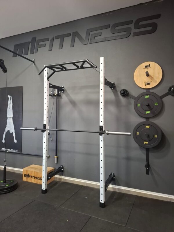 O Rack Retrátil Power Elite da M1 Fitness é a solução ideal para quem quer otimizar espaço sem abrir mão da performance.