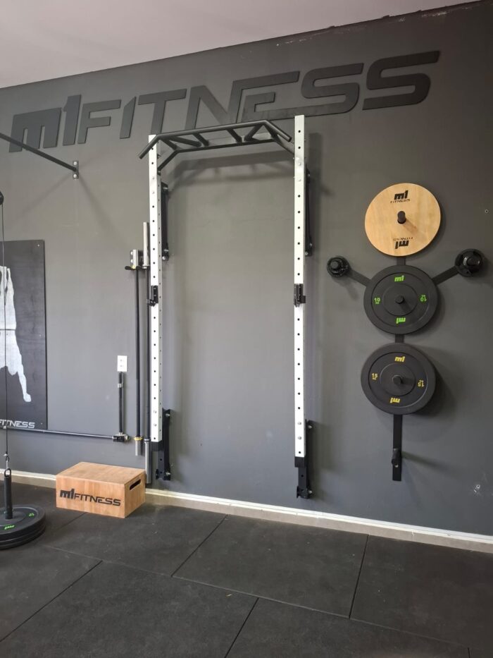O Rack Retrátil Power Elite da M1 Fitness é a solução ideal para quem quer otimizar espaço sem abrir mão da performance.