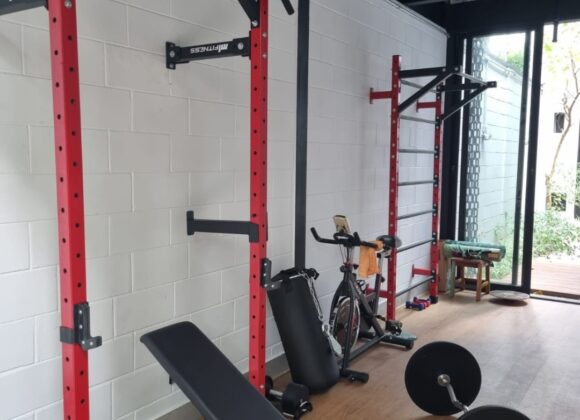 Box completo de crossfit com racks, espaços personalizados feitos com produtos da M1 Fitness.