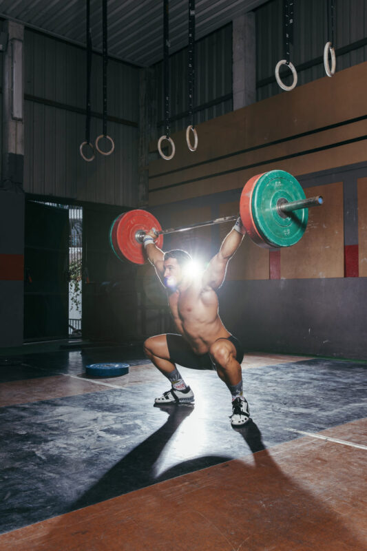 Espaço personalizado para exercícios em box completo de crossfit.