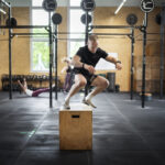 Box completo de crossfit com racks, argolas e acessórios da M1 Fitness.