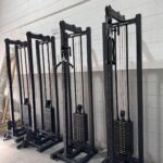 Integração de polia alta e chão no Monocross Over M1 Fitness”
