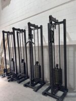 Integração de polia alta e chão no Monocross Over M1 Fitness”