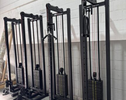 Integração de polia alta e chão no Monocross Over M1 Fitness”