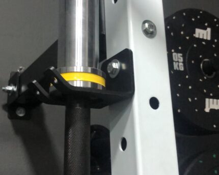 Suporte de parede vertical branco M1 Fitness para 1 barra olímpica, fixado em estrutura metálica com anilhas ao fundo