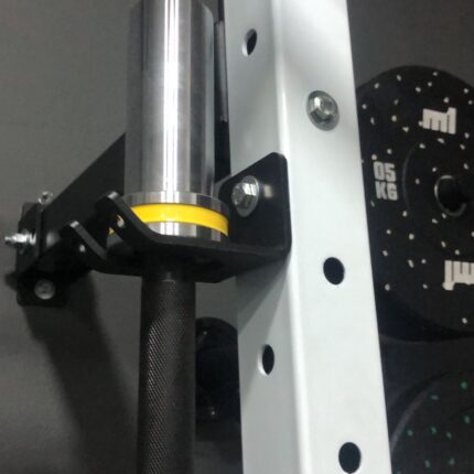 Suporte de parede vertical branco M1 Fitness para 1 barra olímpica, fixado em estrutura metálica com anilhas ao fundo