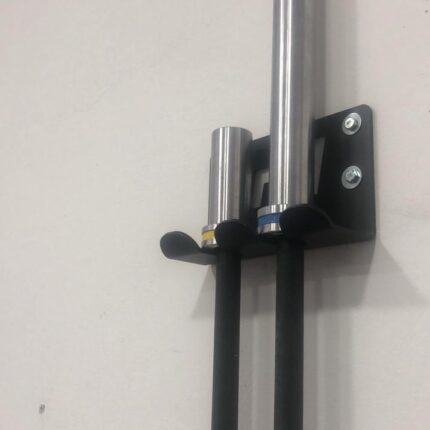 Suporte de parede vertical para 2 barras olímpicas M1 Fitness instalado em academia