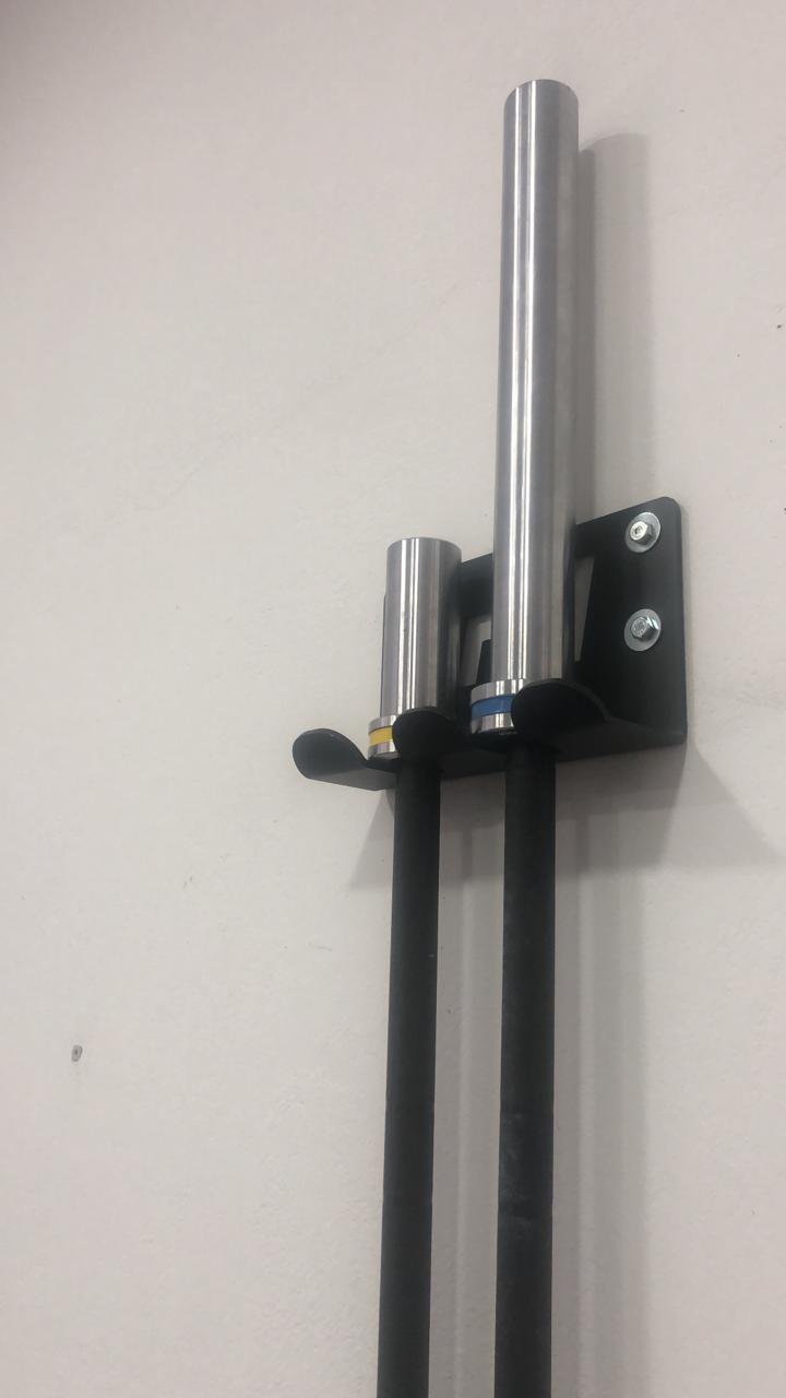 SUPORTE DE PAREDE VERTICAL 2 BARRAS OLÍMPICAS Suporte de parede vertical para 2 barras olímpicas M1 Fitness instalado em academia