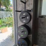 Suporte de parede para as anilhas convencionais e olímpicas de 6 pinos da M1 Fitness Equipamentos.