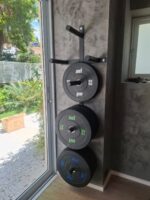 Suporte de parede para as anilhas convencionais e olímpicas de 6 pinos da M1 Fitness Equipamentos.