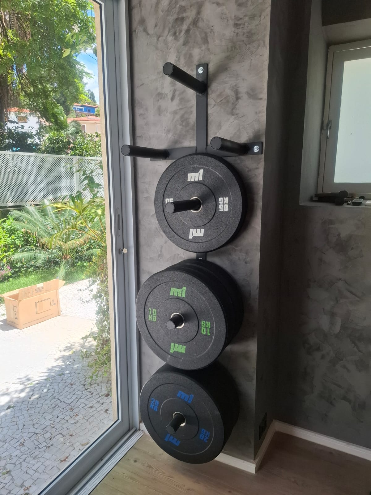 suporte-de-parede-anilha Suporte de parede para as anilhas convencionais e olímpicas de 6 pinos da M1 Fitness Equipamentos.