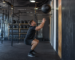 Atleta treinando Wall Ball para o Hyrox com bola medicinal M1 Fitness