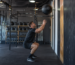 Atleta treinando Wall Ball para o Hyrox com bola medicinal M1 Fitness