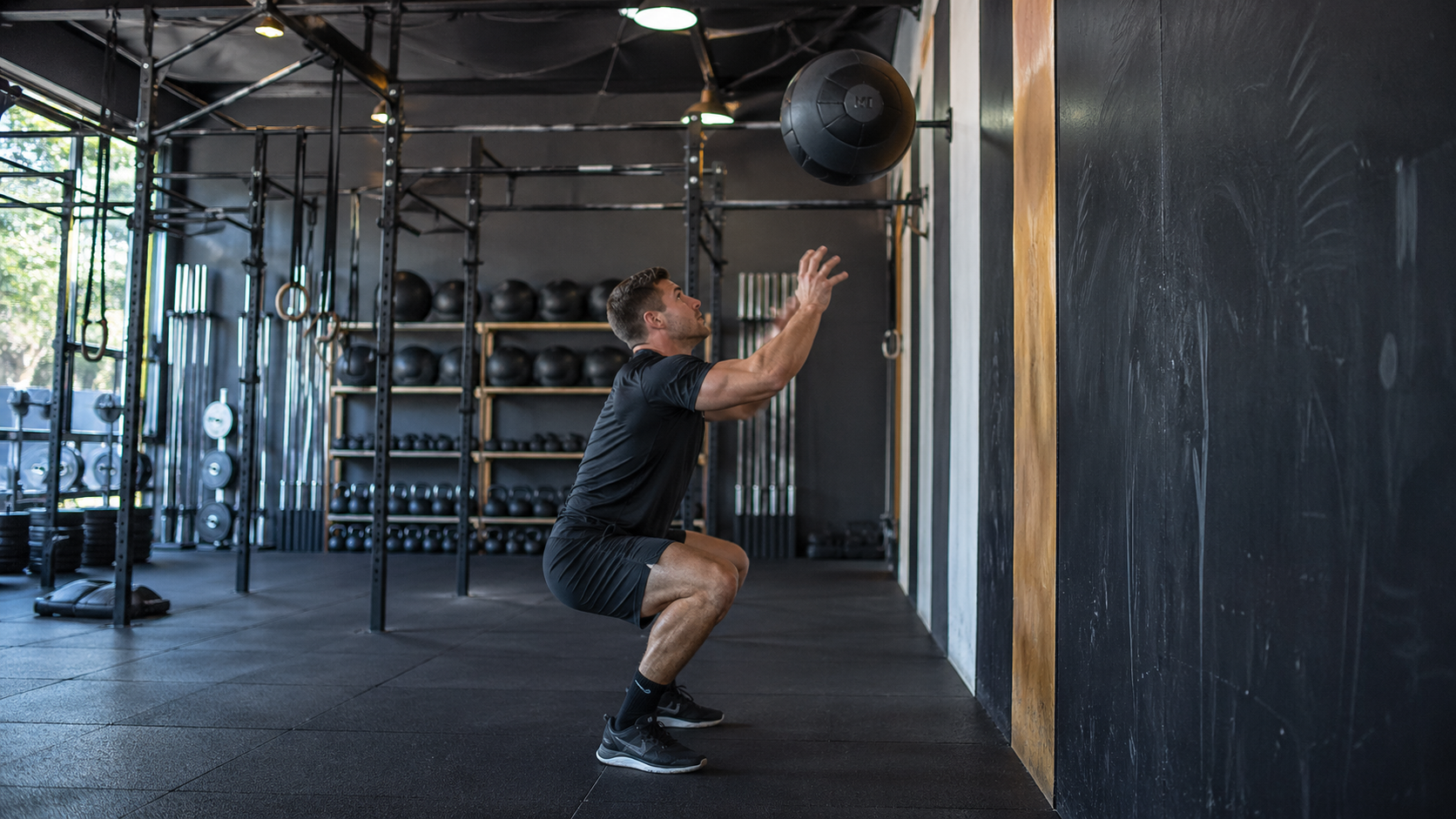 Atleta treinando Wall Ball para o Hyrox com bola medicinal M1 Fitness