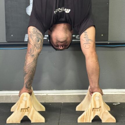 Atleta treinando flexão com paralela de chão Parallette M1 Fitness