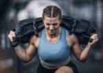 Atleta treinando com Sand Bag Hyrox M1 Fitness